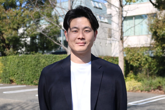 車を運転する人