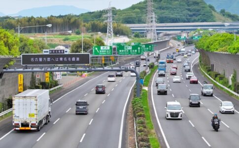 追越車線を走り続けると違反！高速道路の交通ルールと罰金とは