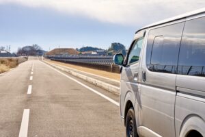 社用車の個人使用は可能？私的利用のリスクやチェックポイントを解説