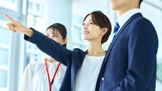 スーツを着て立っている男性  AI によって生成されたコンテンツは間違っている可能性があります。