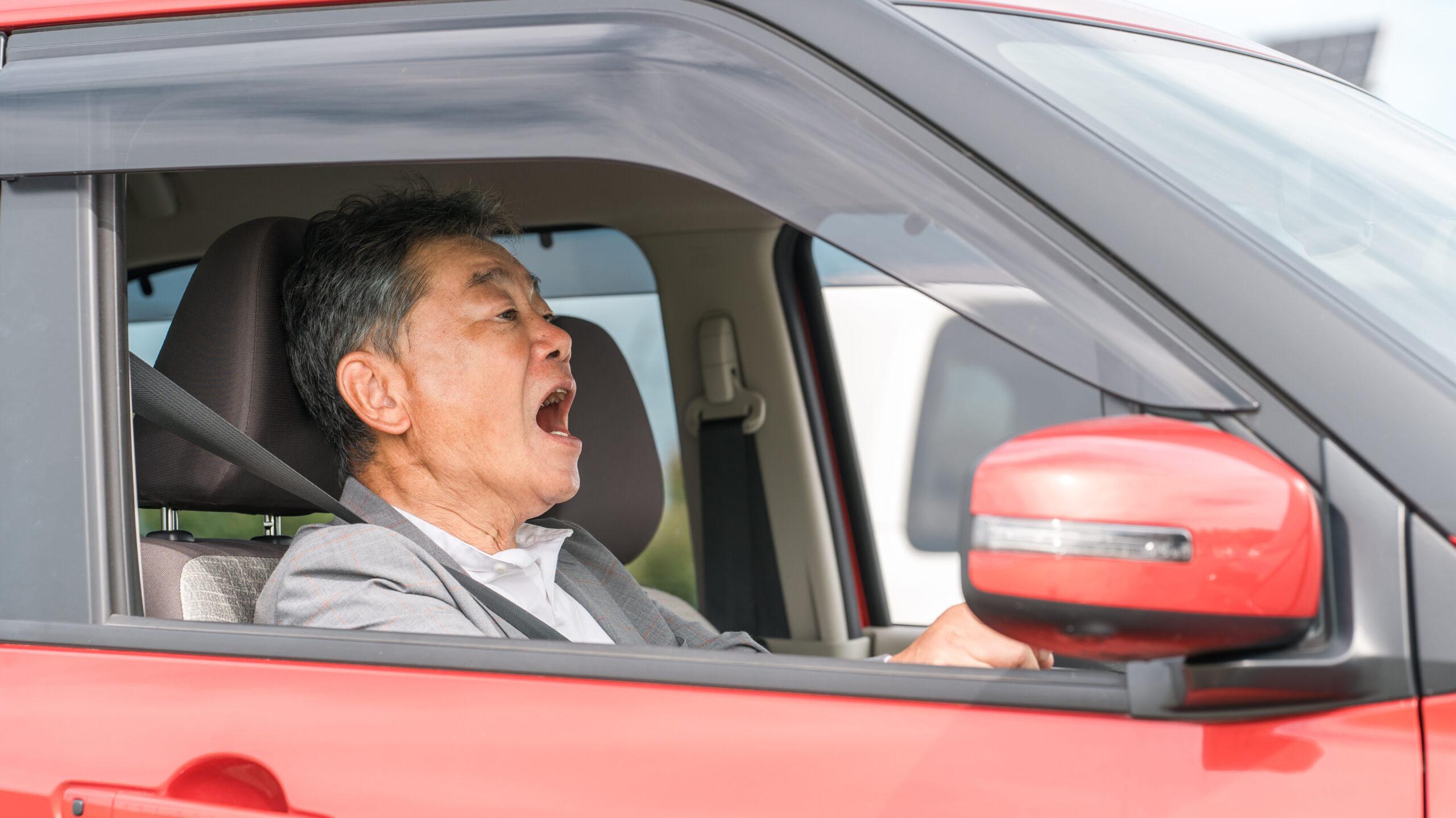 アクセルとブレーキを踏み間違える高齢ドライバー