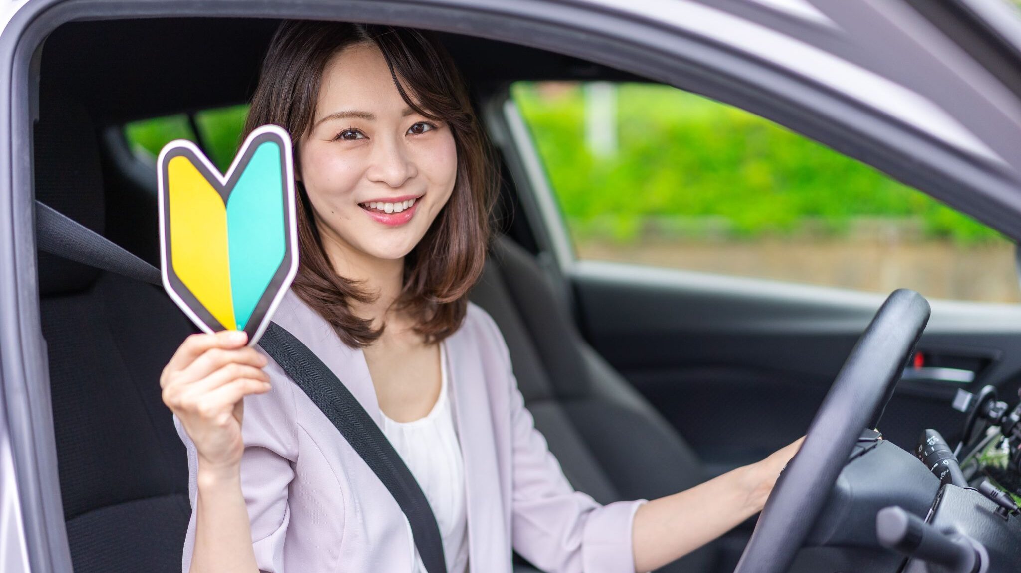 初心者マークを持つ女性